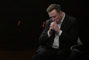 命理八字特斯拉股价收涨超3%：特朗普无意沟通，马斯克父亲劝儿子低头